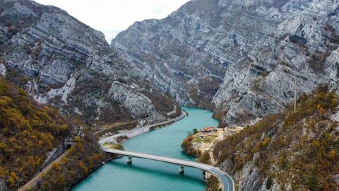 The turquoise Neretva river winding through a steep green canyon between Sarajevo and Mostar